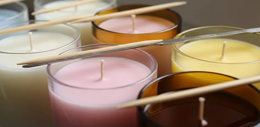 Yeni dökülmüş, fitili ortalanmış ve düzgün yüzeyli mumların sabit bir zeminde soğutulması.