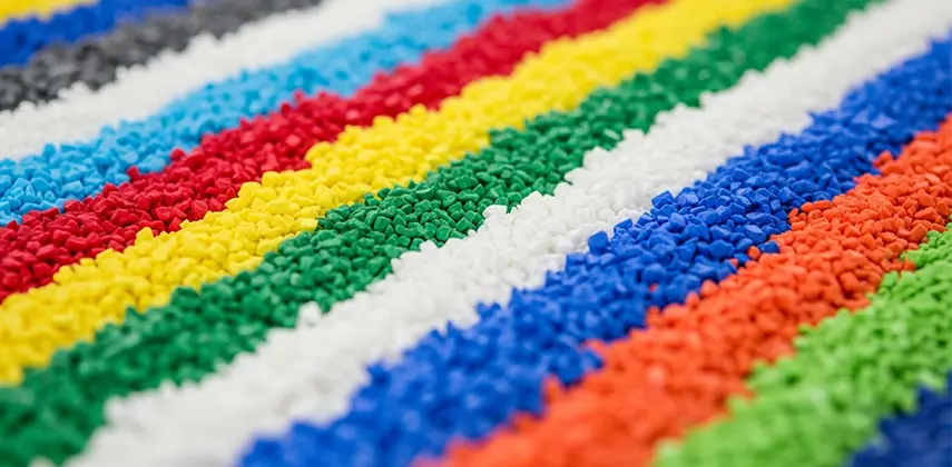 Renkli PVC, ABS ve Polikarbonat granül taneleri.